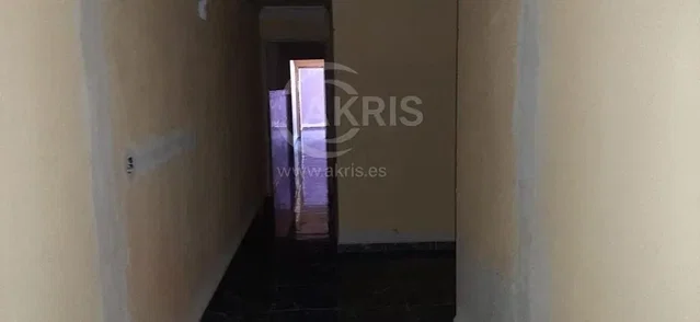 Ostale; potrebna renovacija, tmračna unutrašnjost