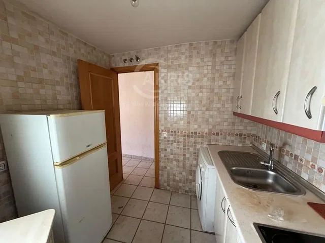 Kuchnia; podłoga z płytek, wymaga remontu