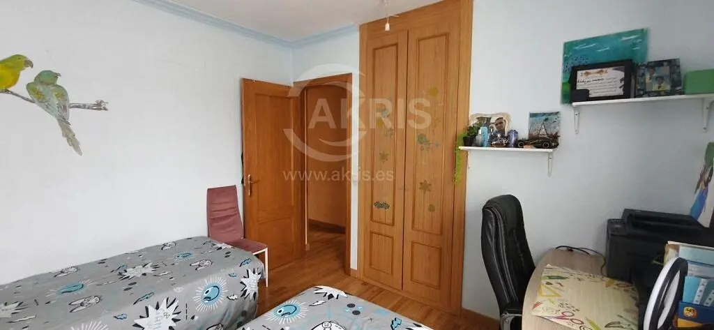 Camera da letto; pavimento in legno, luce naturale