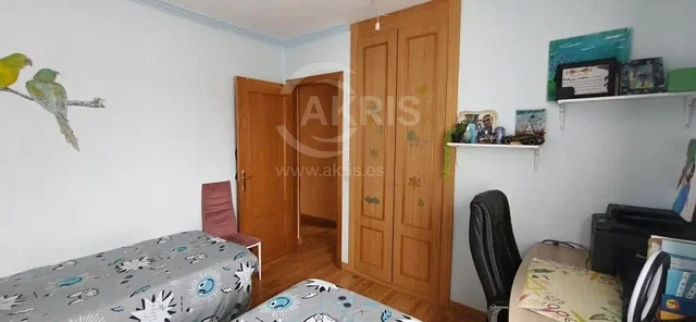 Quarto; chão de madeira, luz natural