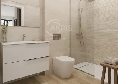 Toilette; pavimento in piastrelle, ristrutturato, luce naturale