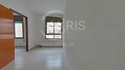 Quarto; chão de azulejo, luz natural