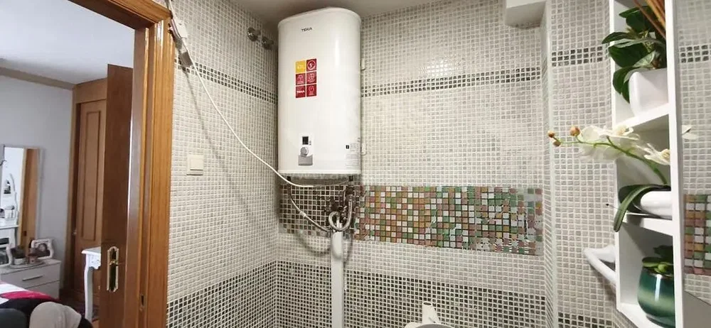 Bagno; scaldabagno, pavimento in piastrelle, luce naturale
