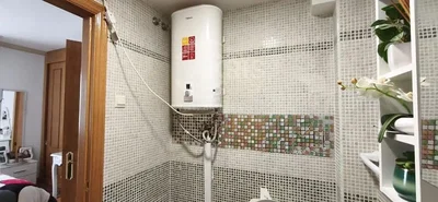 Bagno; scaldabagno, pavimento in piastrelle, luce naturale