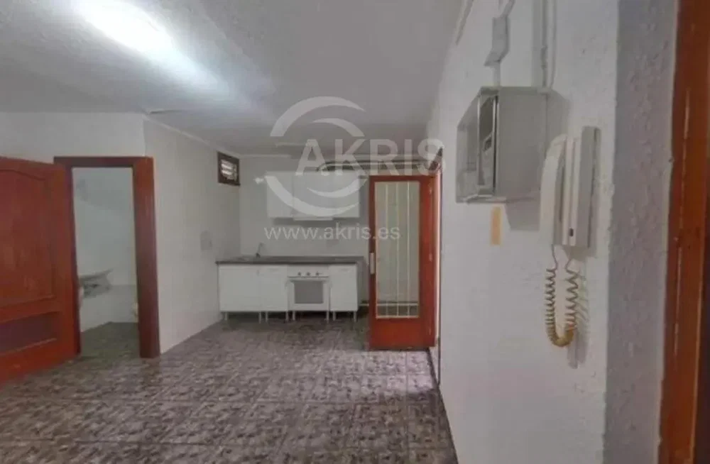 Cozinha; chão de azulejo, precisa de renovação