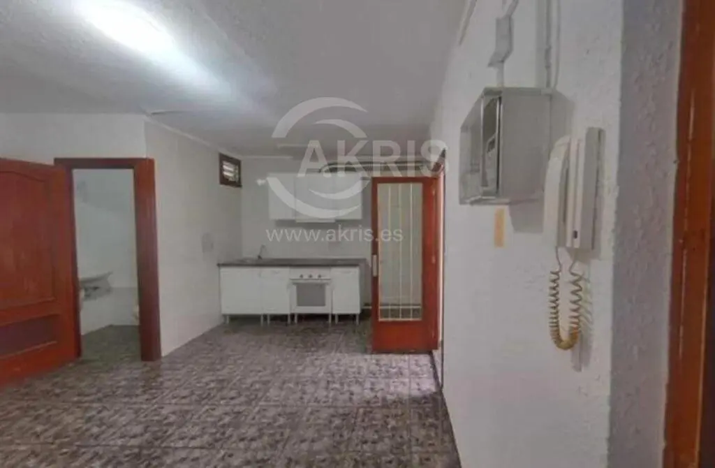 Cozinha; chão de azulejo, precisa de renovação