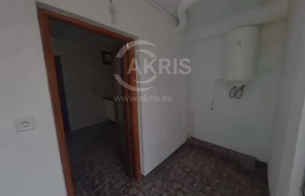 Casa de banho; aquecedor de água, precisa de renovação, interior escuro