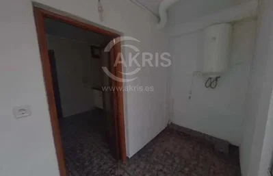 Casa de banho; aquecedor de água, precisa de renovação, interior escuro