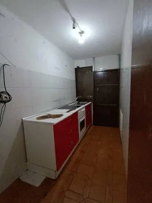 Κουζίνα; χρειάζεται ανακαίνιση, πλακάκια