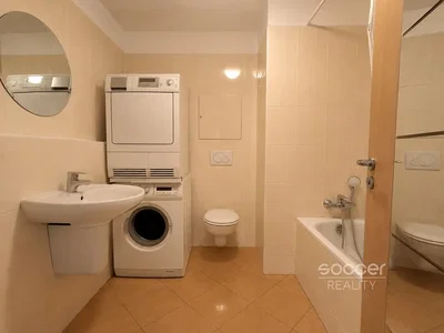 Toilettes; carrelage, nécessite rénovation