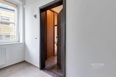 Altro; pavimento in piastrelle, luce naturale