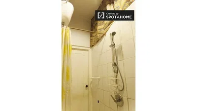 Toilettes; carrelage, nécessite rénovation