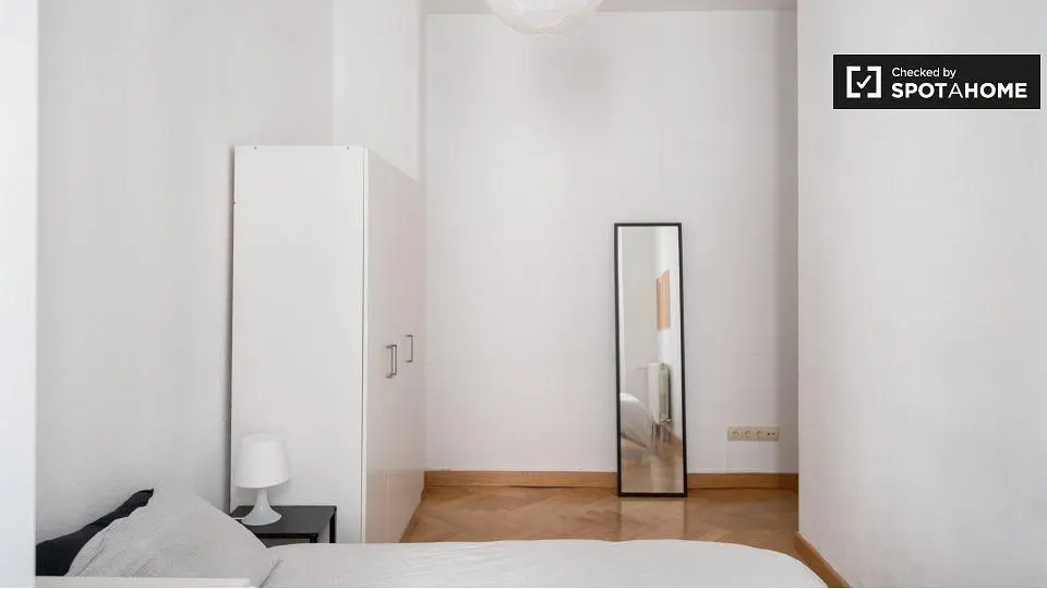 Chambre; lumière naturelle, parquet