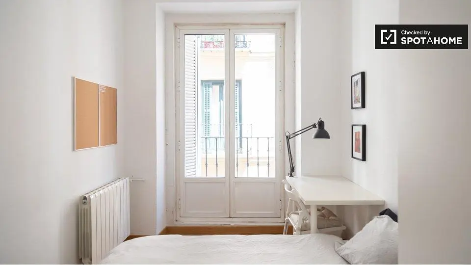 Chambre; lumière naturelle, parquet