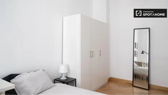 Chambre; lumière naturelle, parquet
