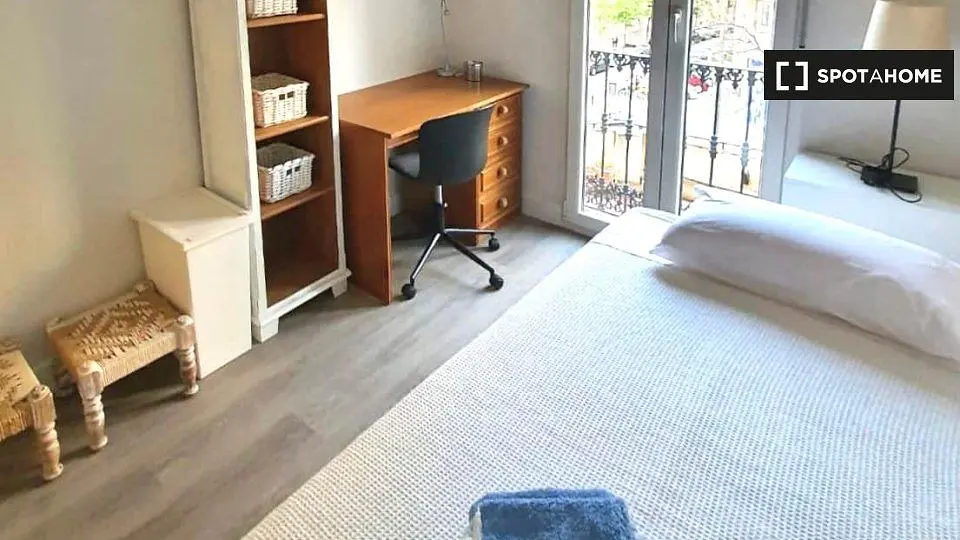 Chambre; lumière naturelle, parquet
