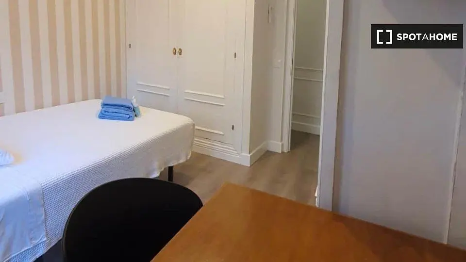 Chambre; parquet, lumière naturelle