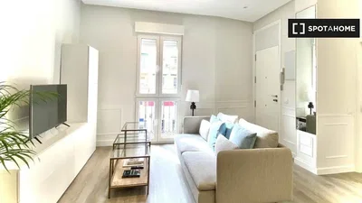 Salon; lumière naturelle, parquet, style moderne