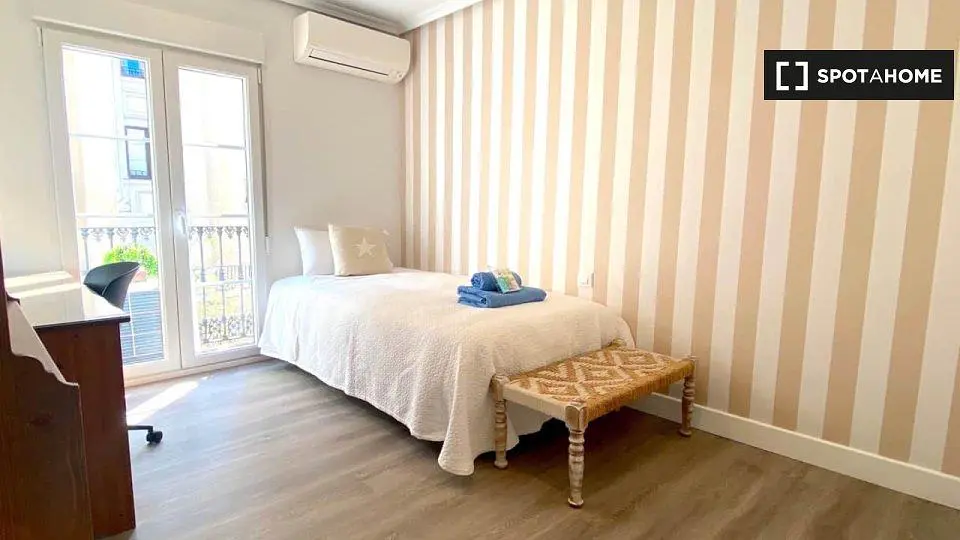 Chambre; lumière naturelle, parquet