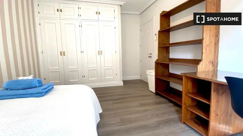 Chambre; parquet, lumière naturelle
