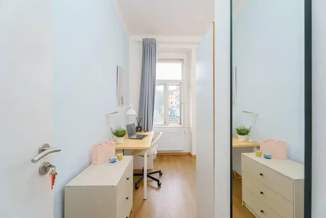 Kinderkamer; natuurlijk licht, houten vloer, moderne stijl