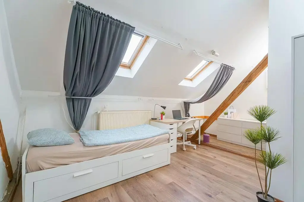 Chambre; lumière naturelle, parquet
