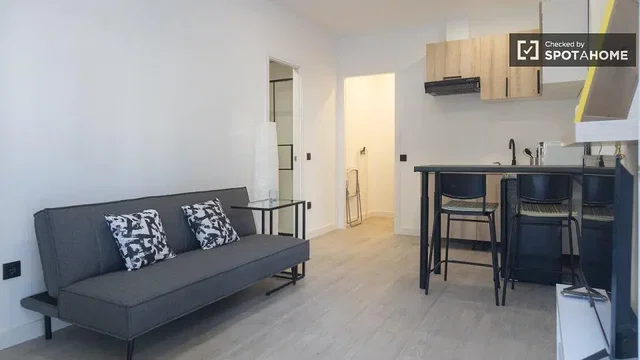 Salon; électroménager, parquet, lumière naturelle, style moderne