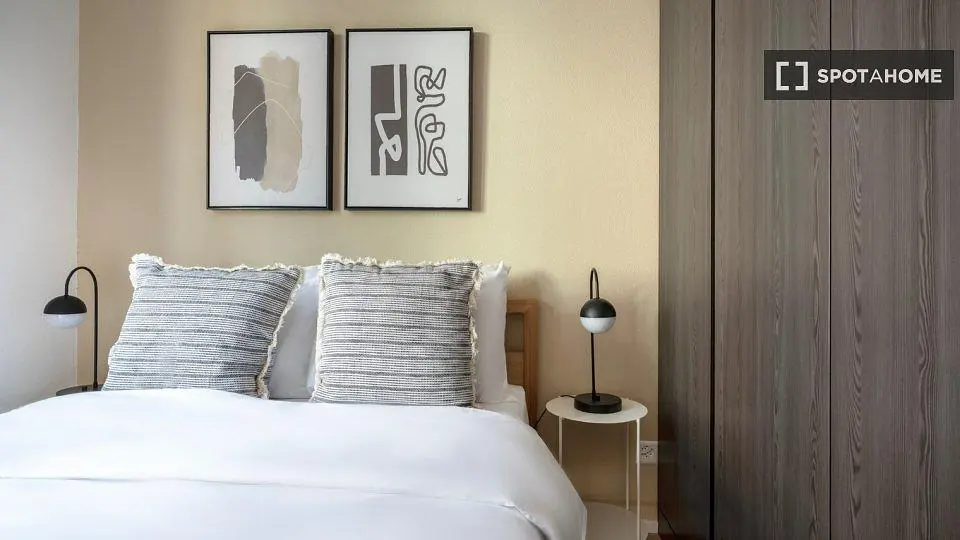 Chambre; style moderne, parquet