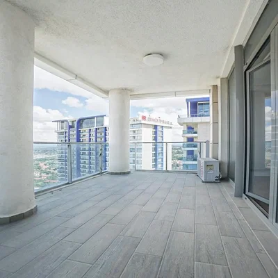 Balkon; uitzicht, tegelvloer, natuurlijk licht