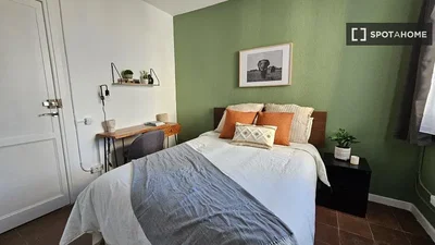 Chambre; parquet, carrelage, lumière naturelle, style moderne