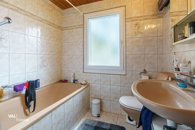 Kúpeľňa; dlažba, potrebná rekonštrukcia