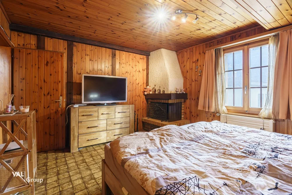 Spálňa; drevené trámy, drevená podlaha, krb, prirodzené svetlo