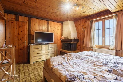 Spálňa; drevené trámy, drevená podlaha, krb, prirodzené svetlo
