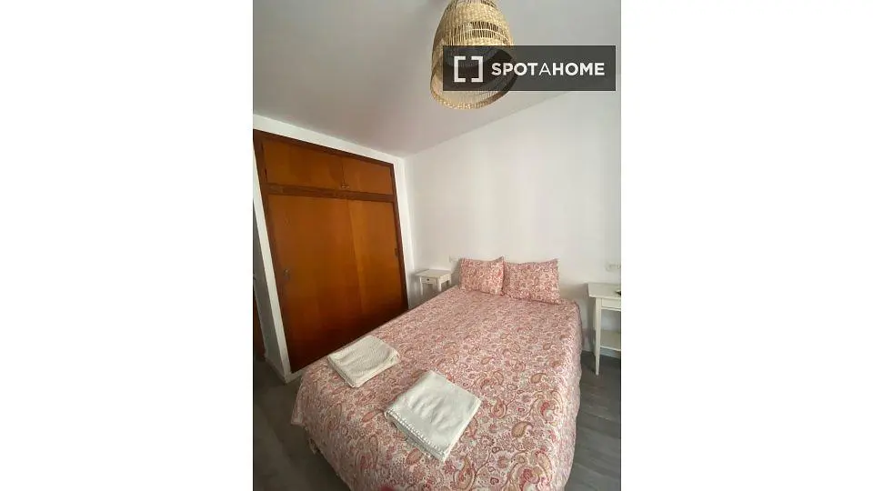 Ložnice; přirozené světlo, dřevěná podlaha