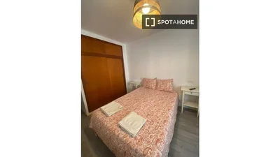Ložnice; dřevěná podlaha, přirozené světlo