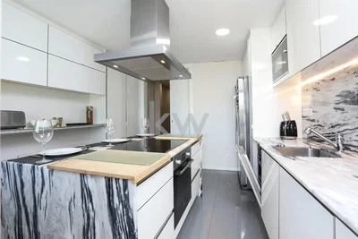 Kuhinja; kuhinjski aparati, renoviran, prirodno svjetlo, moderni stil