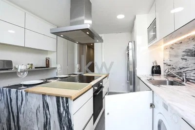 Kuhinja; kuhinjski aparati, prirodno svjetlo, moderni stil