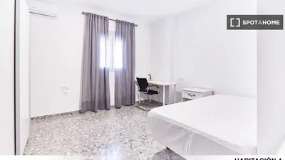Camera da letto; pavimento in piastrelle, luce naturale