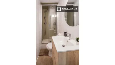 Toilette; holzboden, fliesenboden, tageslicht
