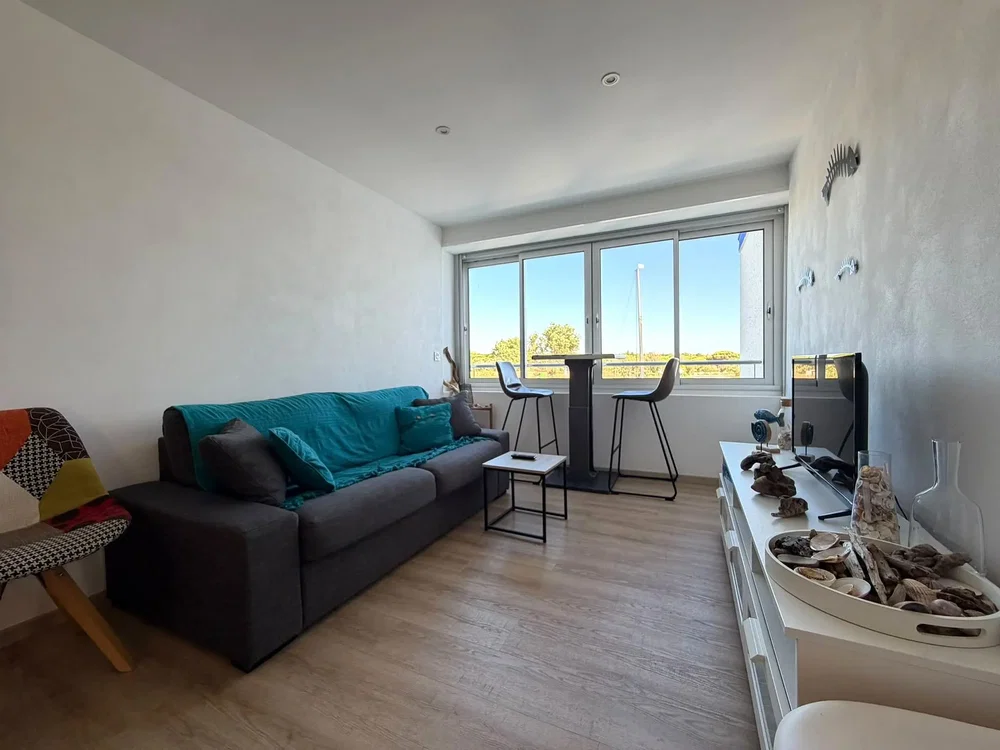Salón; luz natural, suelo de madera, estilo moderno