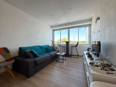 Salón; luz natural, suelo de madera, estilo moderno