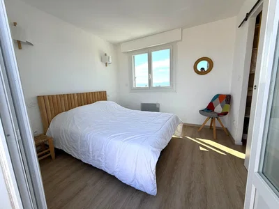 Dormitorio; luz natural, suelo de madera
