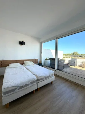 Dormitorio; luz natural, suelo de madera, vista