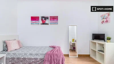 Schlafzimmer; holzboden, tageslicht, moderner stil