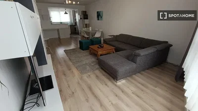 Soggiorno; pavimento in legno, luce naturale