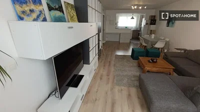 Soggiorno; stile moderno, pavimento in legno, luce naturale