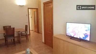 Oturma odası; fayans zemin, doğal ışık