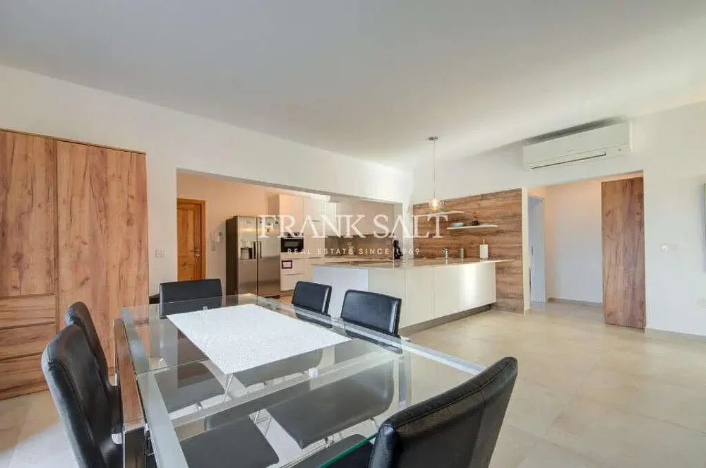Esszimmer; tageslicht, moderner stil, holzboden