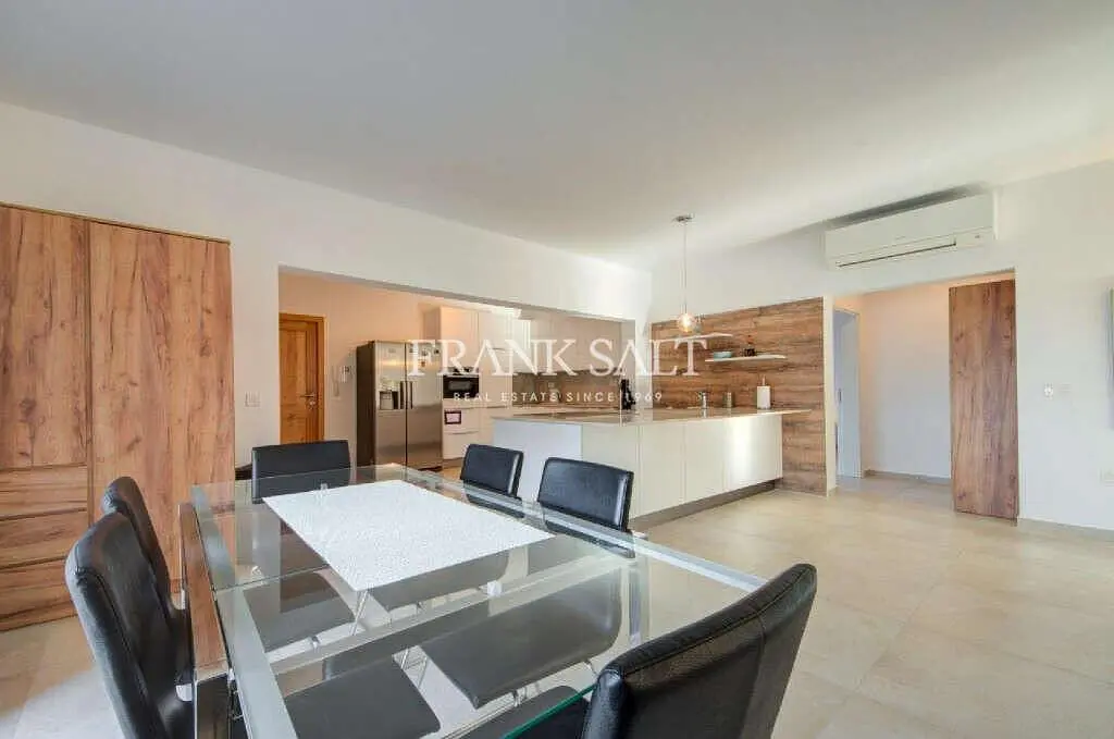 Esszimmer; tageslicht, moderner stil, holzboden