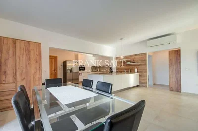 Esszimmer; tageslicht, moderner stil, holzboden
